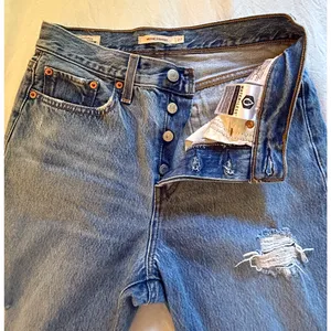 Levis Jeans Wedgie Straight Womens Size 27 Blue High Rise Distressed Button Fly thumbnail 2