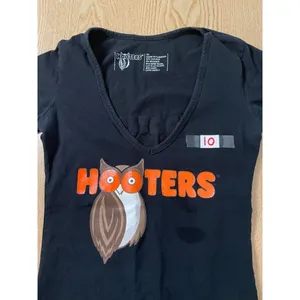 B75 #10 Hooters Girl Worn V-Neck T-Shirt Black size Xs thumbnail 2