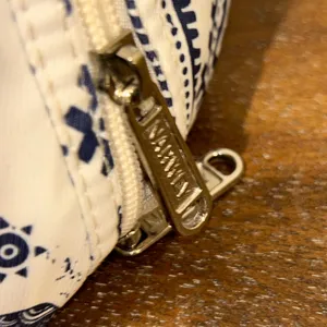 Norwey Zipper Closure Cosmetic Toiletry Travel Bag Size OS thumbnail 3