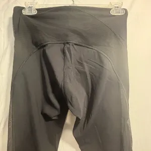 LULULEMON black and mesh leggings excellent condition 8 thumbnail 4