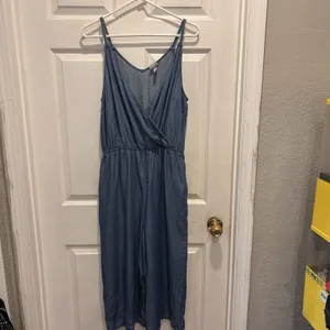 A New Day Sz Medium Blue Chambray‎ Denim Romper Jumpsuit Sleeveless V-Neck thumbnail 2
