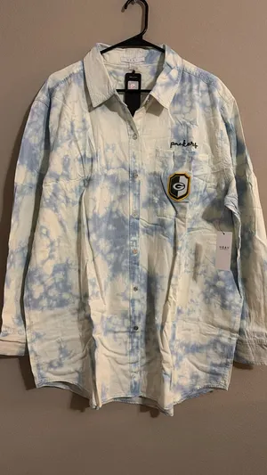 WEAR By Erin Andrews Green Bay Packers Light Denim Button-Up thumbnail 1
