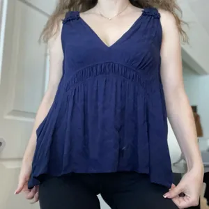 Anthropologie Maeve Bretta Top Flowy Tank Ruched Ruffle Detail Sz Medium‎ Blue thumbnail 3