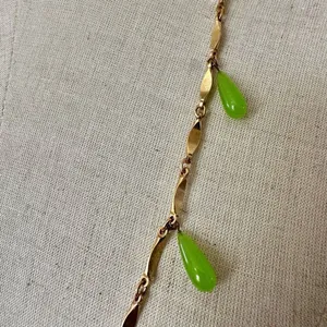 Gold tone and green teardrop beaded necklace thumbnail 2