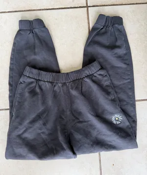 Hollister Charcoal Gray Fleece Jogger Sweatpants with Embroidered Daisy Size Small thumbnail 1