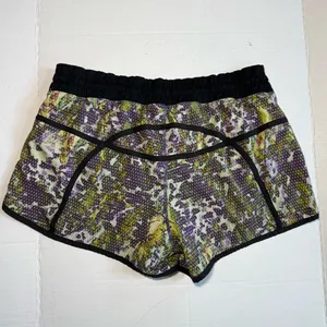 Lululemon Tracker Shorts In floral sport while multi 3.5" thumbnail 4