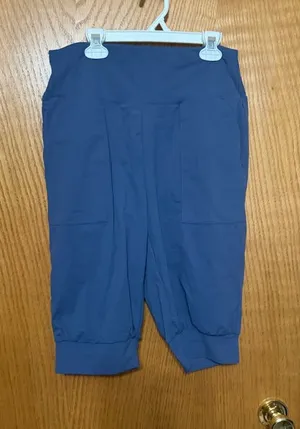 Halara NWT size medium blue Cropped Jogger shorts thumbnail 1