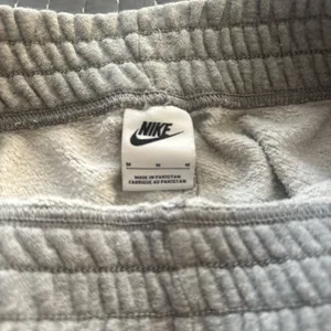 Gray Nike sweatpants thumbnail 4