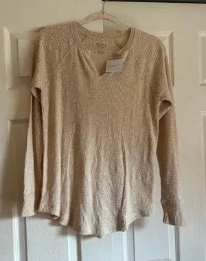 NWT America Eagle Cream Neutral Notch V neck long sleeve scoop hem top thumbnail 1