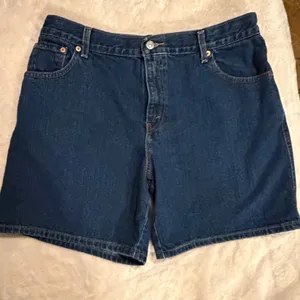 Late Y2K / Early 2000s Vintage Levi's 550 Relaxed Fit Jorts. Woman December 2006 thumbnail 2