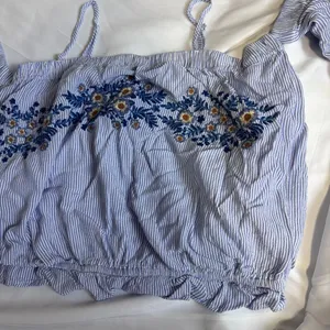 American Eagle Outfitters Blue Embroidered Crop Top Peasant off shoulder sz‎ L thumbnail 3