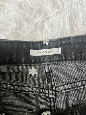PacSun Emroidered Black Denim Shorts thumbnail 2