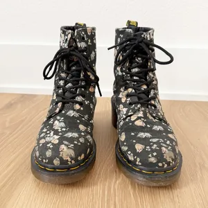Dr. Martens Lynn Floral Fabric Heeled Lace Up Combat Boot US 6 thumbnail 2