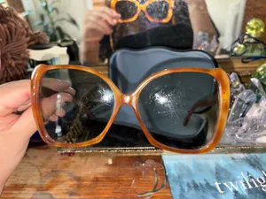 Gucci Cat-Eye Sunglasses thumbnail 11