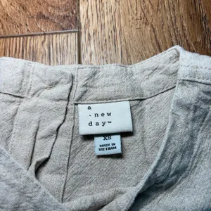 A New Day Womens XS Linen Button Back Sleeveless Crop Top Oatmeal Minimalist thumbnail 3