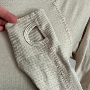 Gymshark • Cream Cropped Long Sleeve Workout Top thumbnail 4
