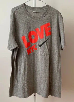 Nike‎ XL Gray T-Shirt Love NYC Graphic Swoosh Logo Sportswear Tee thumbnail 1