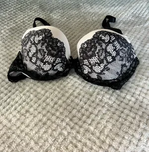 Victoria's Secret Dream Angels Lace Bra thumbnail 3
