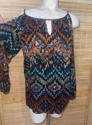 Cupio chevron multi color cold shoulder top shirt woman’s medium thumbnail 1