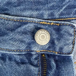 Old Navy Womens Medium Wash Straight Leg‎ 100% Cotton Jeans Size 6 Distressed thumbnail 3