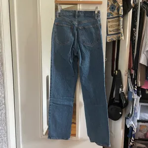 Abercrombie NWOT Medium Wash The 90’s Straight Ultra High Rise Jeans thumbnail 4
