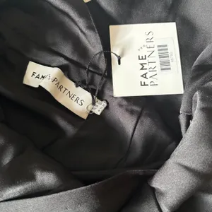 FAME‎ & PARTNERS Black Satin V Neck Maxi Dress Long Side slit formal Size 4 NWT thumbnail 6