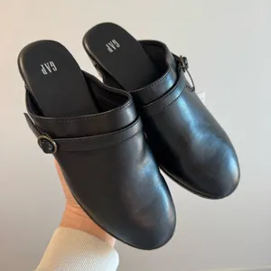 NWT‎ Gap Black Faux Leather Clogs Size 6 thumbnail 3