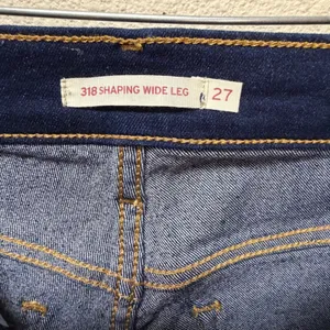 NWOT Levi's 318 Shaping Wide Leg Jeans Dark Wash 27x32 Mid Rise Denim‎ thumbnail 10