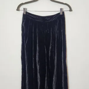 Boohoo Black Velvet Pants NWT Size 2 Tall Black Tapered Crinkle Pants thumbnail 3