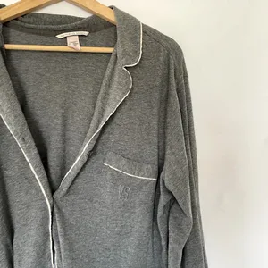 Victoria's‎ Secret gray pink sleepwear long sleeved button down shirt women's L thumbnail 2