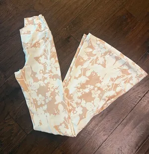 Aerie Crossover Flare Leggings in Cream & Peach Floral Print Medium EUC thumbnail 1