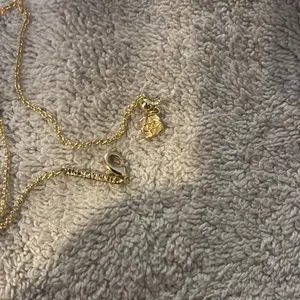 Elegant Gold Necklace with Cream Pendant thumbnail 2