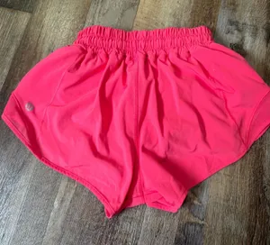 Side 2 Lululemon Low-Rise 2.5" Hotty Hot Shorts lipgloss thumbnail 1