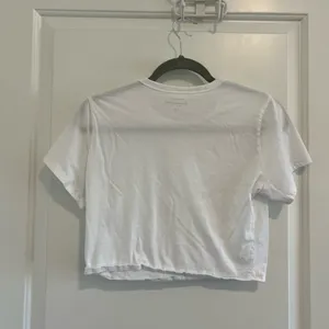 Abercrombie & Fitch A&F Essentials Slimming Tee Cropped thumbnail 4