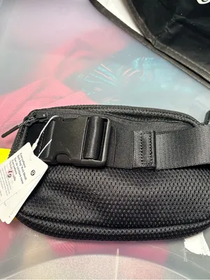 Lululemon Everywhere Belt Bag 1L in the Knit Mesh. NWT Black Sold Out Style thumbnail 2
