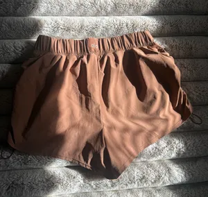 ALO Yoga Cinch It Chestnut High-Rise Athletic Running Shorts thumbnail 6
