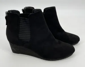 Dr. Scholls Black Faux Suede Ankle Boots Wedge Heel‎ Zip Up Comfort Shoes Sz 9.5 thumbnail 1