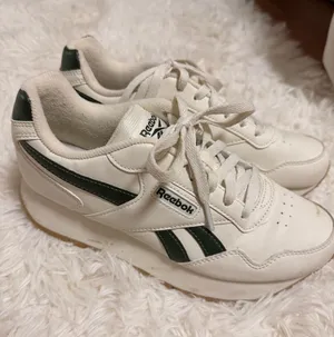 Reebok tennis shoes  thumbnail 1