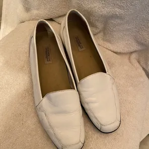Feather Lite Leather Upper flat White Loafer Size 8 thumbnail 6