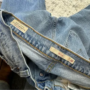 Levi’s Wedgie Straight Leg Jeans Sz 28 Light Wash Button Fly thumbnail 11