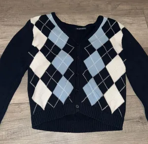 sweater thumbnail 1