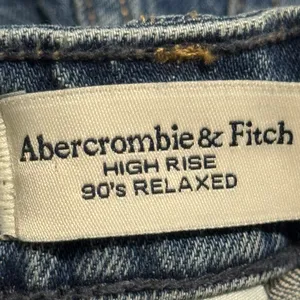 Abercrombie & Fitch Curve Love High Rise 90s Relaxed Jeans 24 Short Frayed Hem thumbnail 4