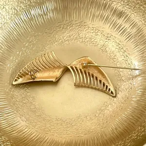 Vintage gold tone brooch thumbnail 6