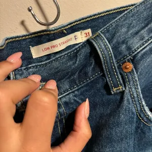 Levi’s Low Pro Women’s Jeans Breathe Out Medium Wash- Size 31 thumbnail 10