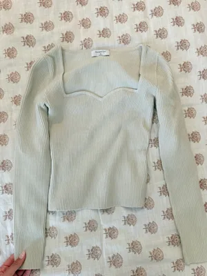 Aritzia Barton sculpt ribbed long sleeve Fits like new worn once Perfect for winter thumbnail 2