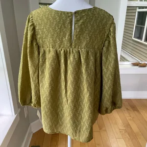 Ophelia Roe Olive Green Textured Flowy Blouse Top Size Medium NWT thumbnail 3