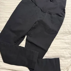 Old Navy Black Maternity Pixie Pants thumbnail 1
