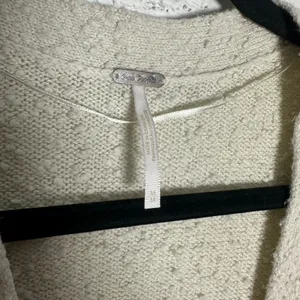 Free People Ivory Textured V-Neck Oversized Button Front Cardigan Sweater Medium thumbnail 3