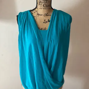 Flowing front with a simple back tank top ~ good condition Blue thumbnail 3