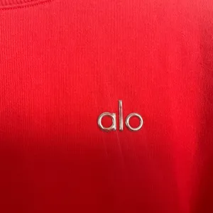 Alo Yoga Accolade Crew Neck Pullover Red Hot Summer M thumbnail 3